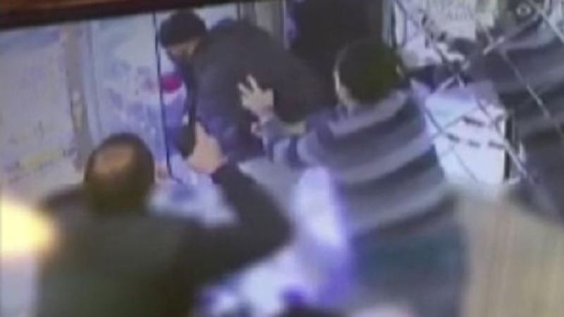 Bağcılar'da kuyumcuya silahlı soygun girişimi kamerada