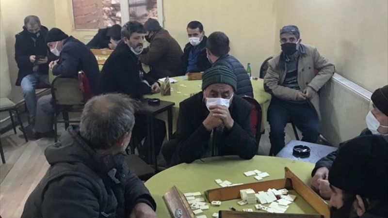 Uşak'ta korona tedbirlerini ihlal edip okey oynayanlara para cezası