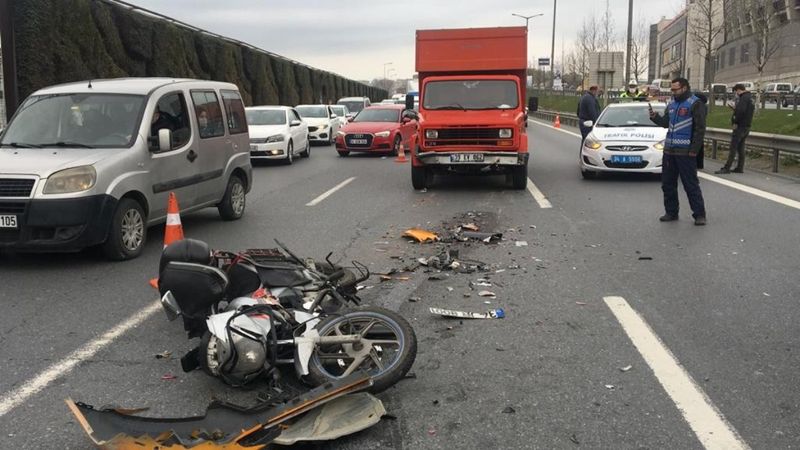 Esenler'de 5 araç birbirine girdi: 2 yaralı