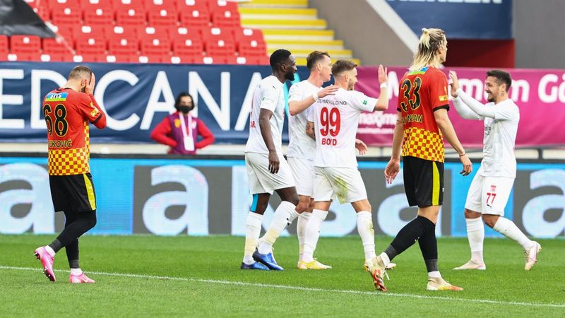 8 gollü çılgın maçta Sivasspor, Göztepe'yi mağlup etti