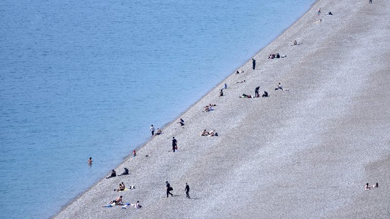 Antalya'daki turistler, denizin tadını çıkarıyor