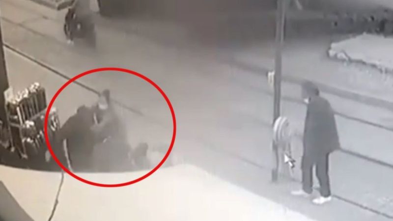 Antalya'da yanında yürüyen kişiye şişeyle saldırdı