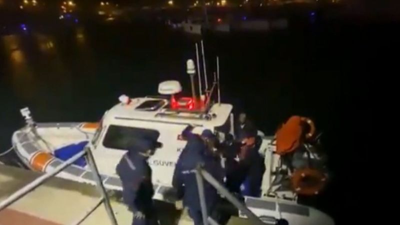 İzmir'de, Yunanistan'ın denize attığı sığınmacıyı arama çalışmaları sürüyor