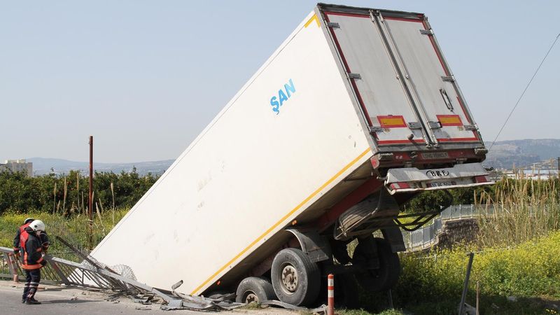 Mersin'de şoförün uyuduğu tır köprüden düştü
