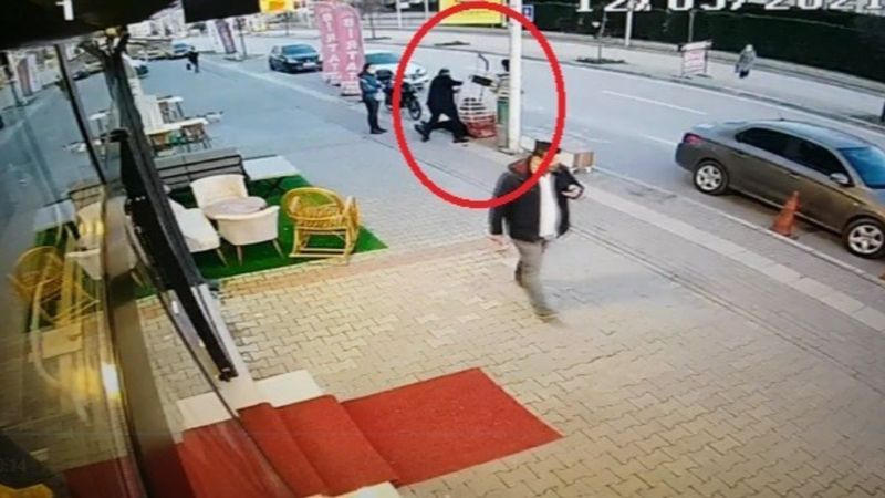 Bursa'da dükkan önündeki salıncağa binen düşüyor