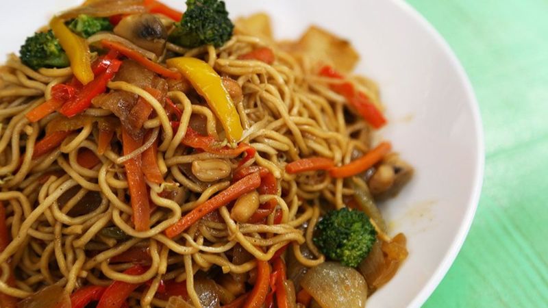 Sebzeli noodle nasıl yapılır, malzemeleri neler? Lezzetli sebzeli noodle tarifi..