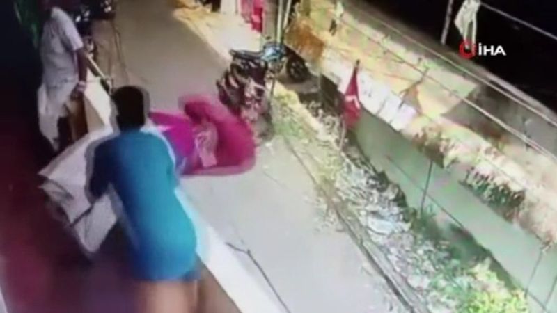 Hindistan'da balkondan düşmekten son anda kurtarıldı