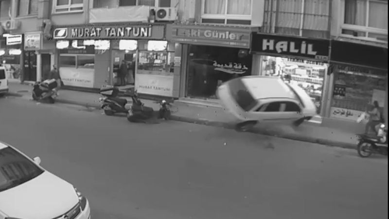 Mersin'de aracın iş yerine daldığı anlar