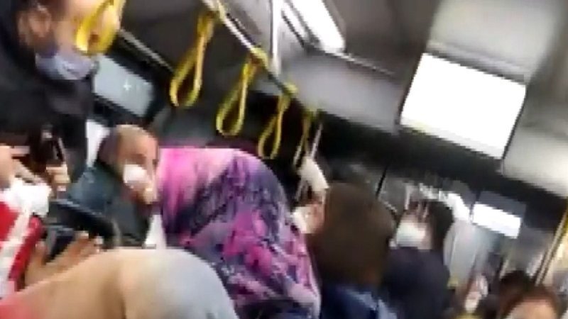 Sancaktepe'de kapasitesi dolan otobüsün önünü kestiler