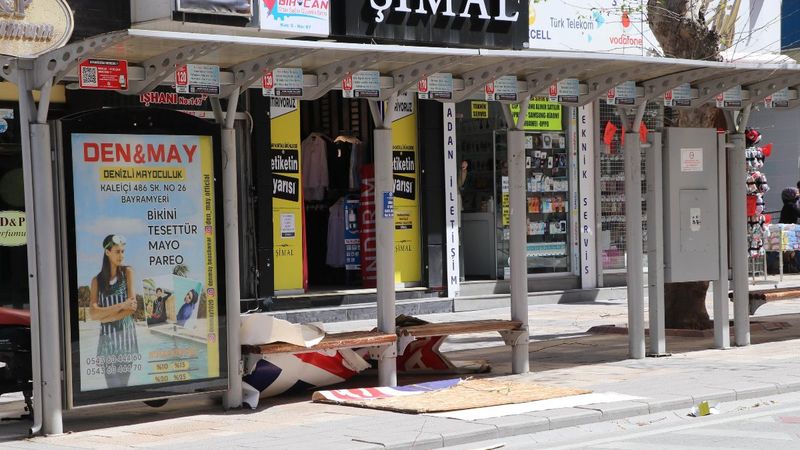 Denizli'de rüzgar, tabelayı durağa devirdi
