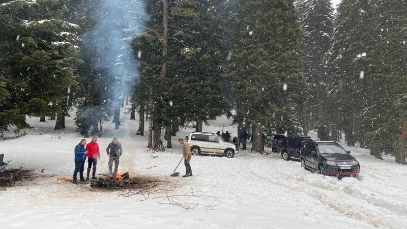 Bartın ve Karabük sınırındaki yaylada, karın keyfini çıkardılar