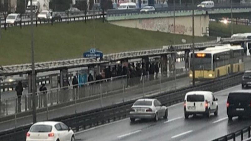 Cevizlibağ'da metrobüs ve tramvaylarda yoğunluk