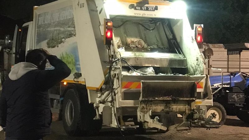 Muğla'da çöp kamyonunda patlayan madde işçinin yüzünü yaktı