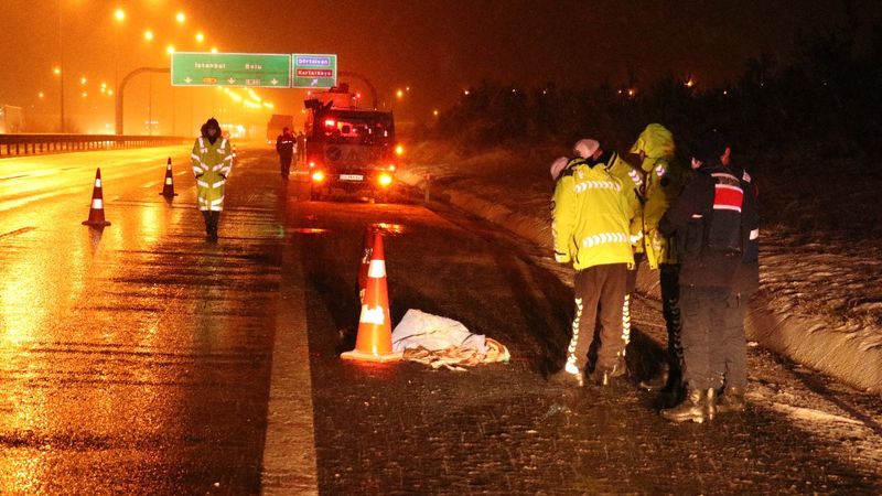 Bolu'da otobüsten indirilen yolcuya kamyon çarptı