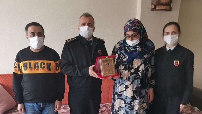 Şehit ailesine 'Hizmet Anısı' şilti teslim edildi