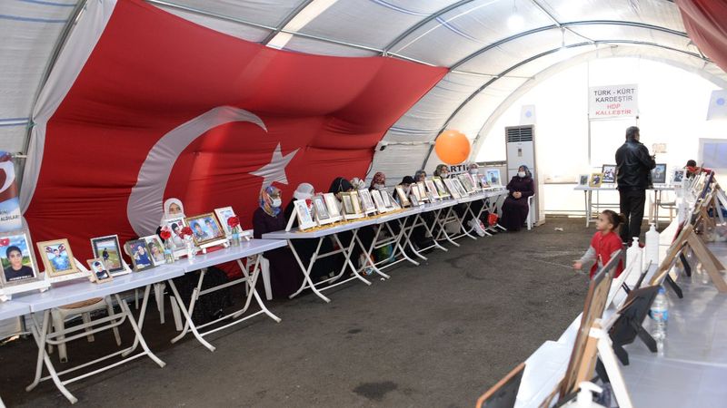 Diyarbakır'da evlat nöbeti tutan aileler Cumhurbaşkanı Erdoğan'ı bekliyor