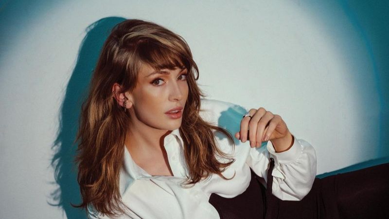 Yasemin Allen, karın kasını gösterdi