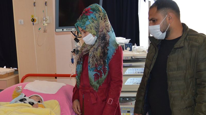 Diyarbakır'da iğne yutan bebek, 15 dakikada kurtarıldı
