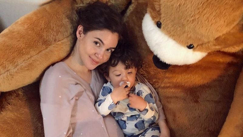 Berfu Yenenler doğum yaptı