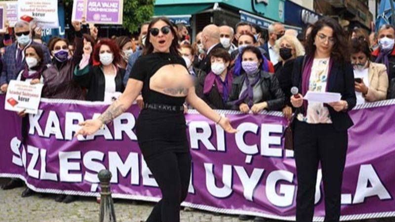 Antalya'da üstsüz İstanbul Sözleşmesi eylemi