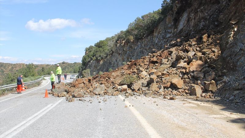 Marmaris-Datça kara yolunda toprak kayması