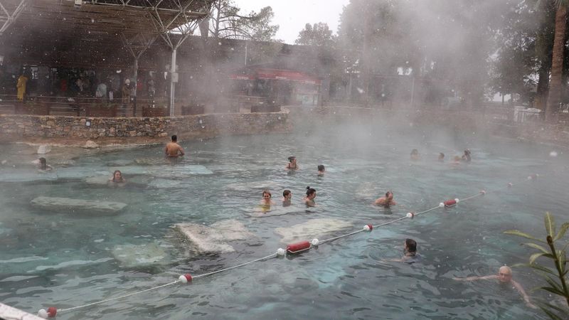 Pamukkale'de turistler, kar altında yüzdü