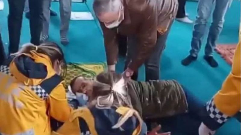 Adapazarı'nde hutbeyi dinlediği esnada kanlar içerisinde yere yığıldı