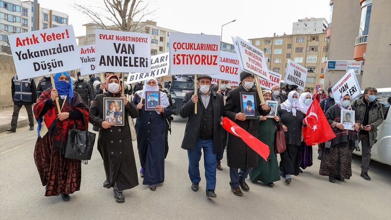 Van'da aileler, HDP önünde eylem yaptı