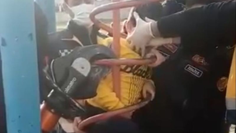 Bursa'da parkta sıkışan çocuğu itfaiye kurtardı