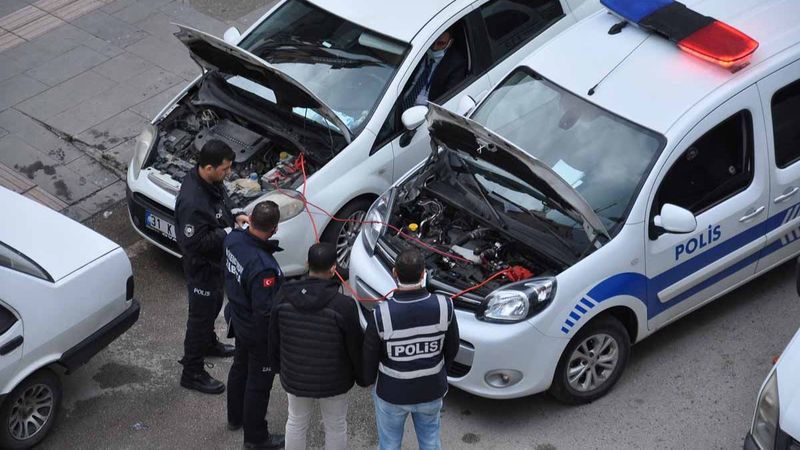 Hatay polisi, vatandaşın arızalanan aracını itti