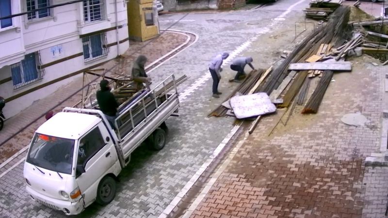 Esenyurt'taki inşaat demiri hırsızları, serbest bırakılınca yine hırsızlık yaptı
