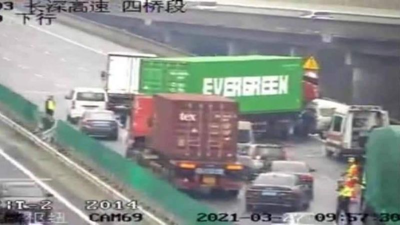 Evergreen'in tırı, Çin'de otoyolu tıkadı