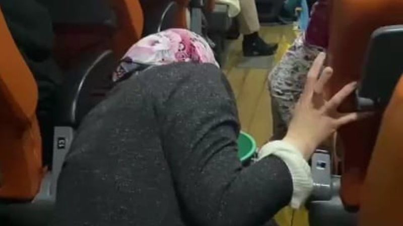 Ünlü otobüs firmasında skandal görüntü: Engelli yolcuya 'temizlik' yaptırıldı