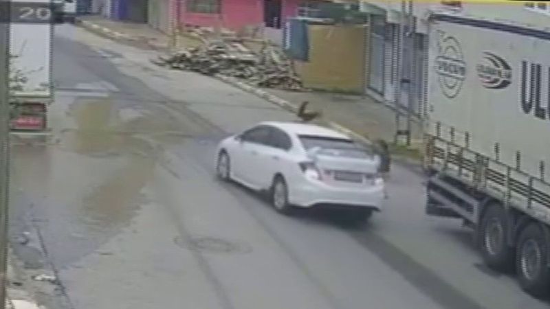 Sultanbeyli'de 5 yaşındaki çocuğa otomobil çarptı