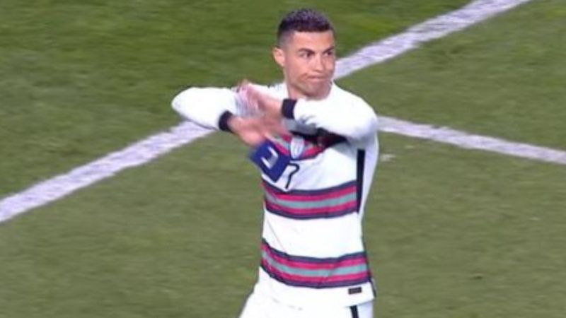 Golü vermeyen hakeme kızan Ronaldo, pazubandını atıp sahayı terk etti