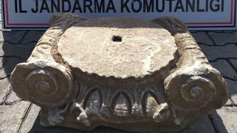 İzmir’de Roma döneminden kalma sütun başlığı ele geçirildi