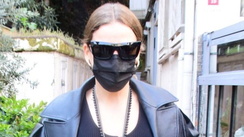 Serenay Sarıkaya siyahlar içinde