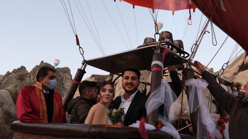 Kapadokya'daki sıcak hava balonunda nikah