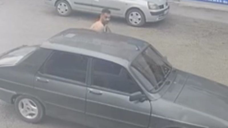 Adana'da sokak ortasındaki üstsüz genç sürücüleri korkuttu