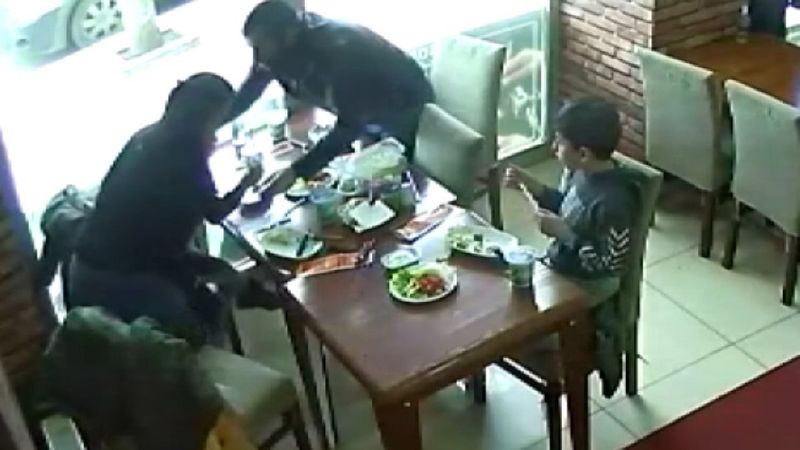 Kars'ta boğazına et kaçan çocuğun kurtarılma anı