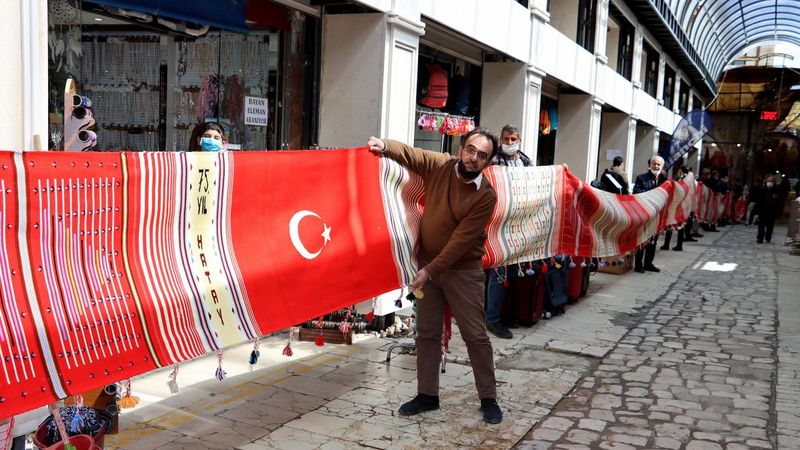 Hatay'ın 75'inci yılına özel hazırlanan kilim, Guinness Rekorlar Kitabı için tasarlandı