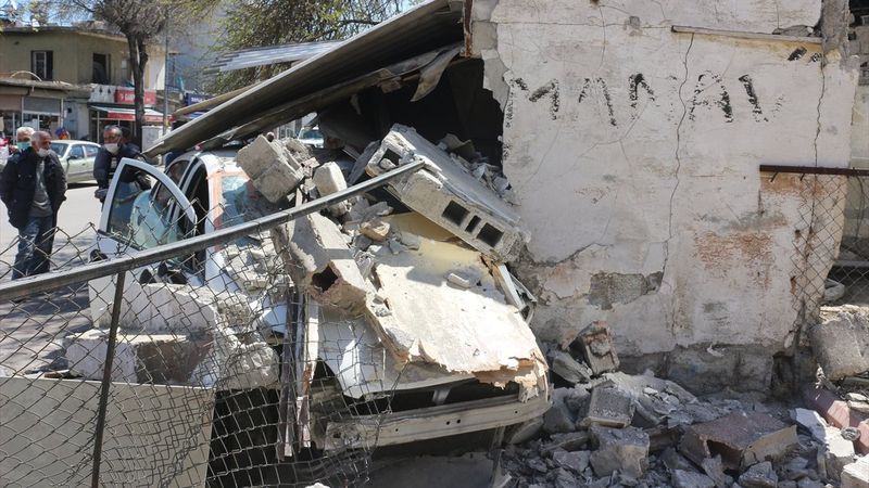 Adana'da kediye çarpmamak için dükkana daldı