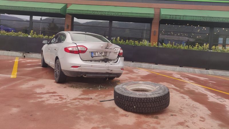 Bursa'da kamyondan fırlayan tekerleğin araca çarpma anı