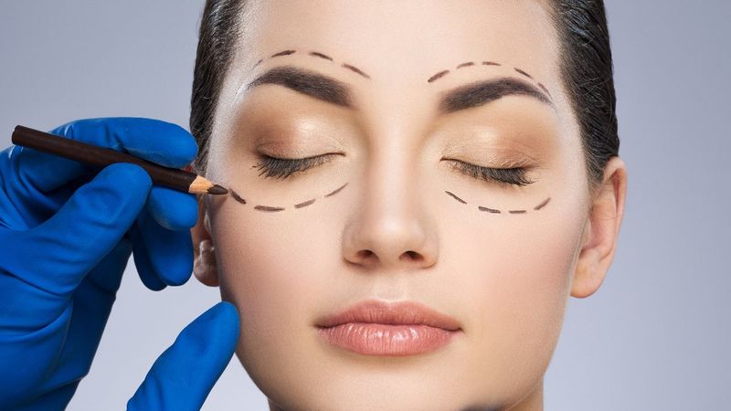 Göz kapağı düşüklüğüne cerrahi müdahale