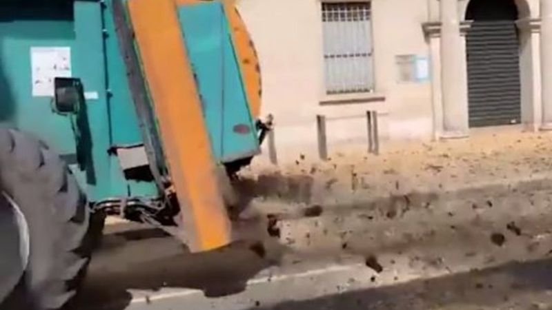 Fransa'da çiftçiler, sokaklara gübre döktü