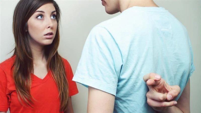 Birinin size yalan söylediğini gösteren 9 işaret