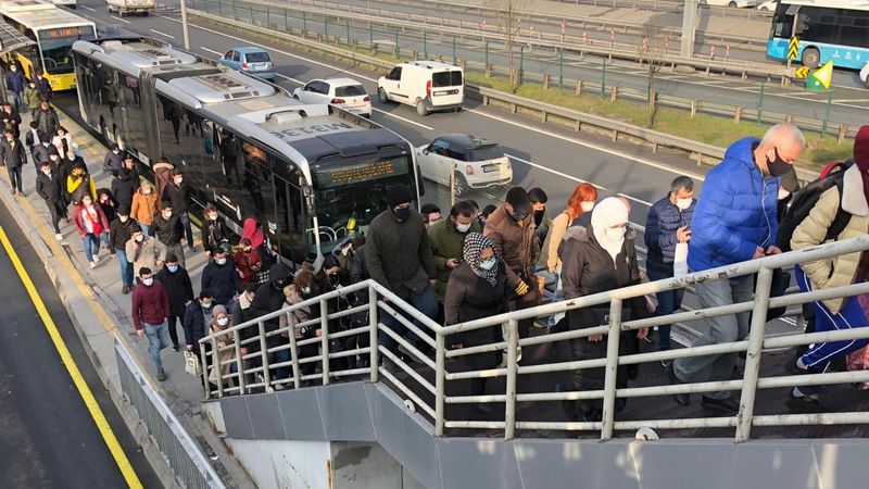 İstanbul'da toplu taşıma araçlarında yoğunluk
