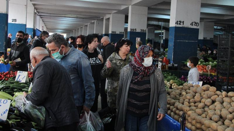Antalya'da semt pazarlarında yoğunluk