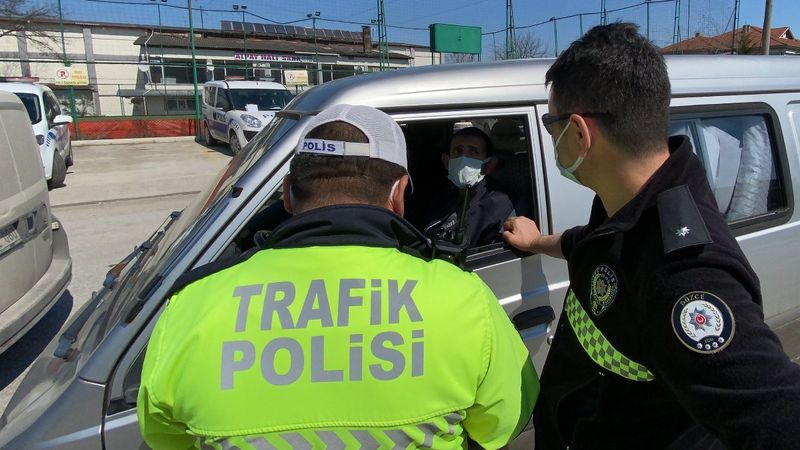 Düzce'de kemer takmayan sürücü: Kapıya sıkıştı