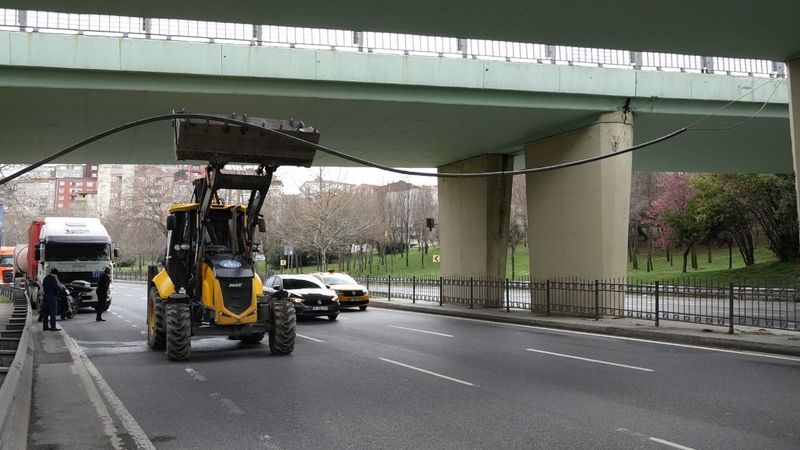 Şişli'de üst geçitten yola elektrik kablosu düştü